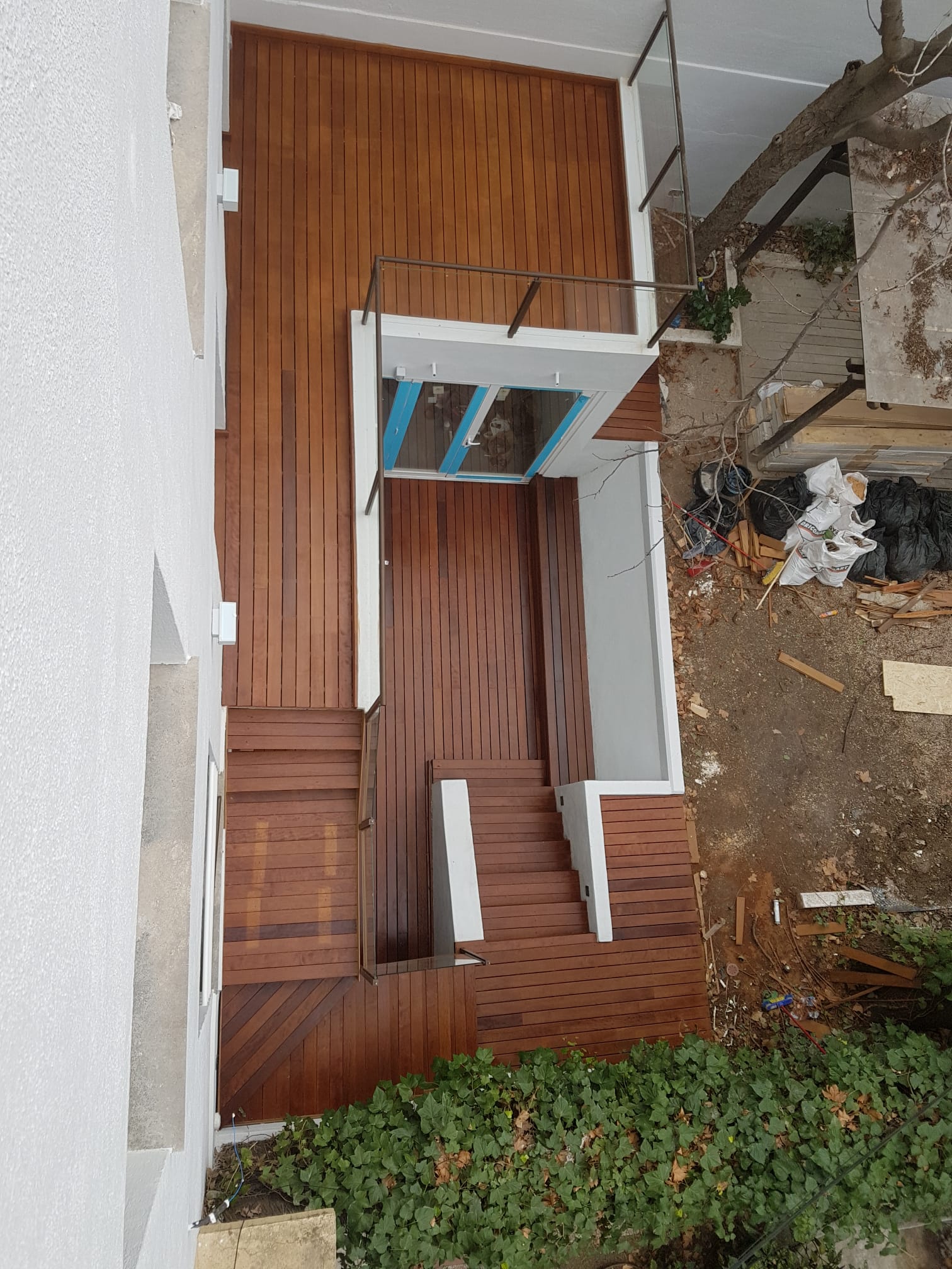 instalacion de suelo de madera exterior